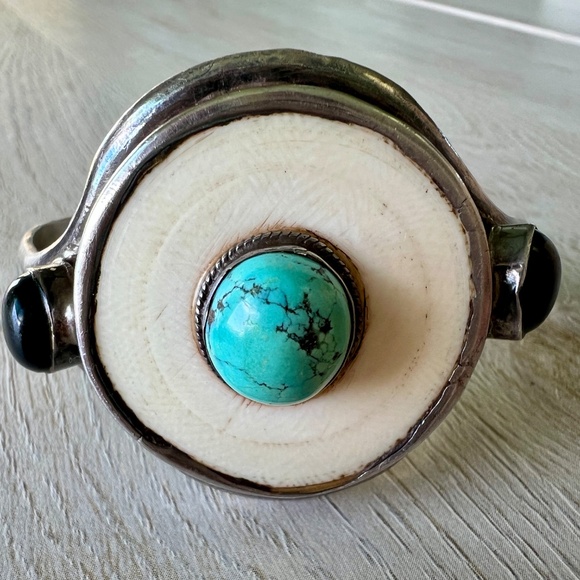 Sold! Vintage Artisan Silver-Tone Cuff Bracelet Turquoise Black Obsidian Bone - Picture 4 of 15